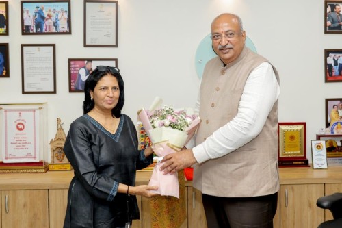 Dean of Baroda Medical College Dr. Dharitri Parmar Meet Nilesh Mandlewala at Donate Life office.