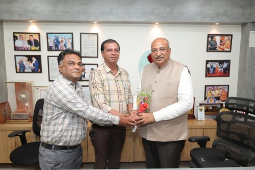 Yogeshbhai & Manishbhai Meet Nilesh Mandlewala After Padma Shri Award
