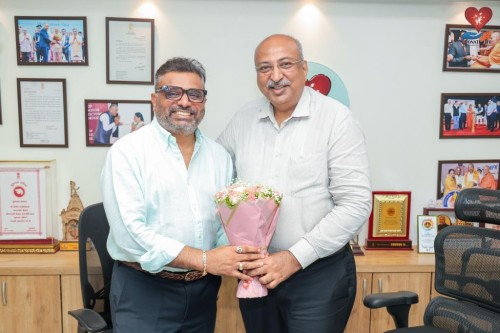 Dr. Dhaval Nayak, Cardiac Surgeon at Marengo CIMS Hospital, met Nilesh Mandlewala at Donate Life office after receiving the Padma Shri.