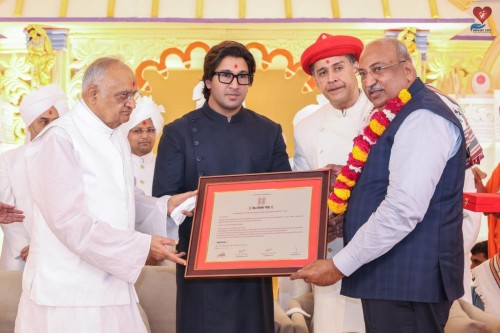 Padma Shri Nilesh Mandlewala was honored at Shri Swaminarayan Mandir, Jetalpur.