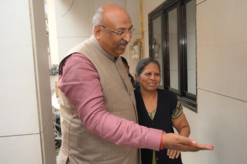 Padma Shri Nilesh Mandlewala visited the residence of organ donor Late Jagdishbhai Shah.