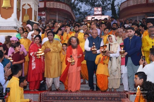 Aarti was performed at Ganga ghat by Nilesh Mandlewala in Haridwar.
