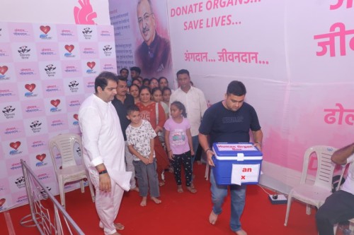 Pragneshbhai Vyas, a journalist from Gujarat Guardian, visited a Ganesh pandal organized by 'Donate Life' and 'Vastav Group' based on the theme of organ donation.