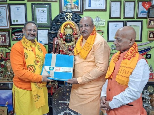 Padma Shri Nilesh Mandlewala and Trustee Shri Prakash Patel met with the Vice-Chancellor of Dev Sanskriti Vishwavidyalaya, Haridwar—the revered Dr. Chinmay Pandya, a source of inspiration for the youth—and the highly revered Jiji.