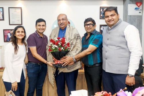organ donor late Shardaben Ranka Family members of congratulated Nileshbhai Mandlewala after the announcement of the Padma Shri award by the Government of India.