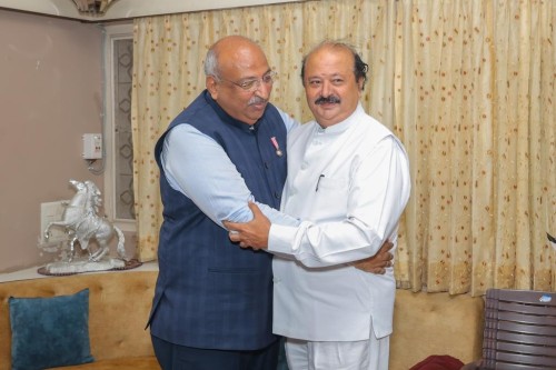 Deputy Speaker of Gujarat Legislative Assembly Shri Purneshbhai Modiji met Nilesh Mandlewala at his home after the Padma Shri Award.