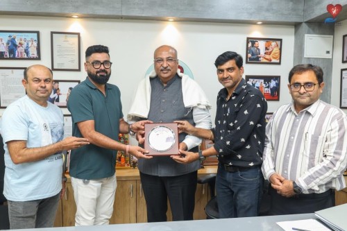 Shri Surti Modh Vanik Athwa Panch Yuvak Mandal leaders congratulate Nileshbhai Mandlewala on Padma Shri.