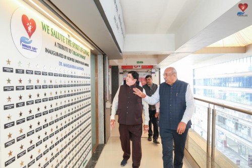 former Member of Parliament from Amreli, former Minister of Gujarat and Chairman of IFFCO Shri Dilip Sanghani ji visit to the 'Donate Life' organization.