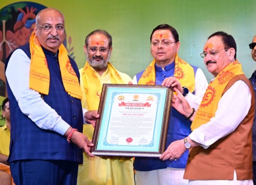 Union Health Minister Shri J. P. Nadda felicitated Nilesh Mandlewala (Padma Shri Awardee) on behalf of the Gayatri Parivar during a special ceremony.