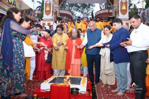 Nilesh Mandlewala performed a sacred puja and havan on the banks of the Ganges in Rishikesh.