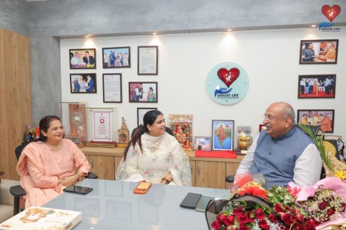 Former Mayor of Surat Smt. Hemaliben Boghawala met Nilesh Mandlewala after Padma Shri Award.