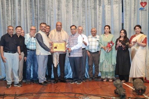 A proud occasion was celebrated on the stage of the social awareness play "Breaking News" organized by Team Kalarav (Manav). The founder of 'Donate Life', Mr. Nilesh Mandlewala, was honored with the 'Padma Shri' award by the Government of India.