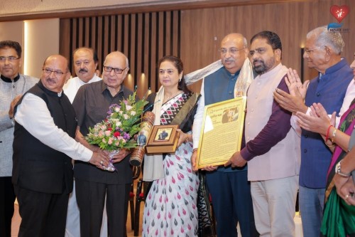 Nilesh Mandlewala was honored by Shri Surti Modh Vanik Adajan Rander Yuvak Mandal.