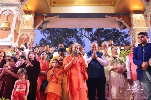 Swami Chidanandaji spoke about the importance of organ donation at the Ganga Ghat in Rishikesh.