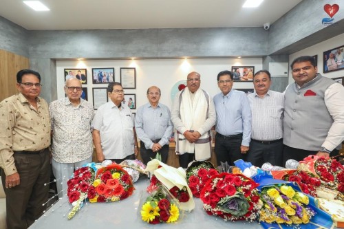 CA Dharmesh Tamakuwala and members of Shri Surti Modhvanik Samaj congratulated Nileshbhai Mandlewala on the Padma Shri announcement.