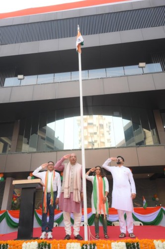 The flag hoisting program was celebrated at the Surat Tennis Club by Padma Shri Nilesh Mandlewala.
