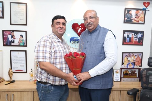 After the Padma Shri announcement, Team Donate Life volunteers visited the Donate Life organization's office.