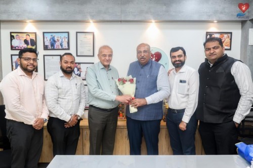 After the announcement of the Padma Shri, Hemantbhai Desai, Siddharthbhai Mandalawala of Concept Investwell Private Limited and their team Bhavesh Rana and Jenish Rana congratulated Mr. Nileshbhai Mandalawala, founder of Donate Life Organization.