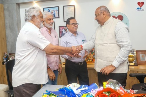 After the announcement of the Padma Shri, Kishorebhai Sadadiwala, Yogeshbhai Sadadiwala and Hiteshbhai Sadadiwala congratulated Shri Nileshbhai Mandlewala, founder of Donate Life organization.