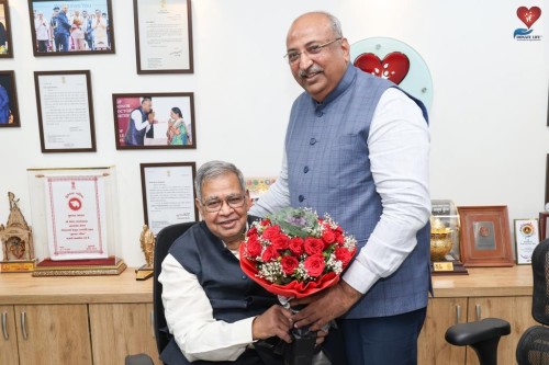 After the announcement of the Padma Shri, Pradeepbhai Jhajdia, Harishbhai, Dineshbhai Pacheriwal congratulated Shri Nileshbhai Mandlewala, founder of Donate Life Organization.
