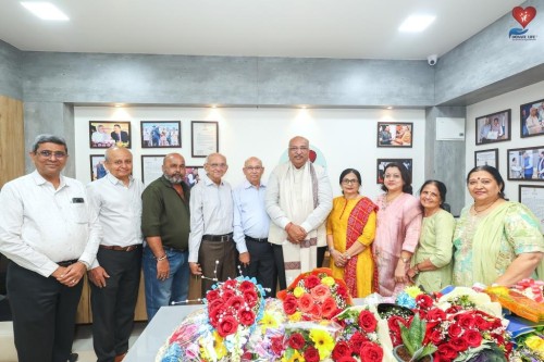 The Member of Shri Surti Modh Vanik Samaj Athwa panch and the Mahila Mandal congratulated Nileshbhai Mandlewala after the announcement of the Padma Shri award by the Government of India.