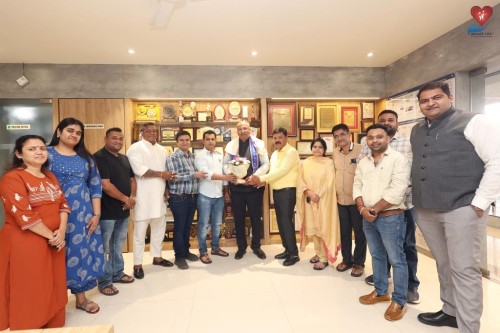 BJP Ward 21 leaders, led by Dhavalbhai Desai, congratulate Nileshbhai Mandlewala on Padma Shri.