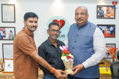 Shri Dasharathbhai Kanthariya invited Nilesh Mandlewala, founder of Donate Life, as the chief guest for the blood donation camp.