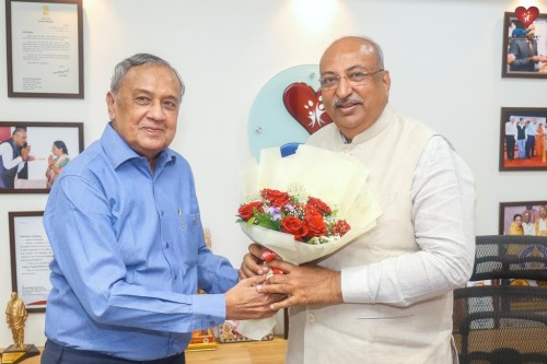 After the announcement of the Padma Shri, my friend and mentor Rtn. Devendra Shastri, the head of the Rotary Club, congratulated the founder of Donate Life, Mr. Nileshbhai Mandlewala.