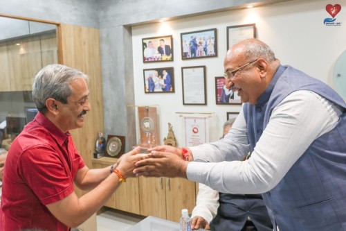 After the announcement of Padmashree award, today our founder Shri Nileshbhai Mandlewala ji was met by volunteers of Rashtriya Swayamsevak Sangh at Donate Life office and extended heartfelt wishes and congratulations to him.