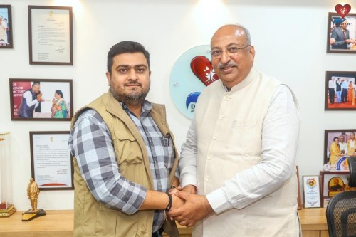 After the Padma Shri announcement, Shri Pragneshbhai Vyas congratulated Mr. Nileshbhai Mandlewala, founder of Donate Life.
