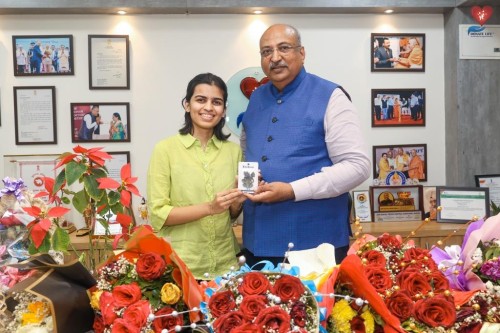 Donate Life volunteer Siddhi Shah congratulated Nileshbhai Mandlewala after the announcement of the Padma Shri award by the Government of India.