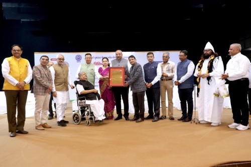 Nilesh Mandlewala, founder of Donate Life organization, was honored by SGCCI in a "Vishisht Sanman Samaroh" program.