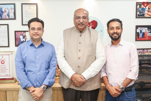 Founder of WOW Advertisement Maunik Madhvani and President of BNI ELITE Sarthak Nayak congratulated Nileshbhai Mandlewala after the announcement of the Padma Shri award by the Government of India.