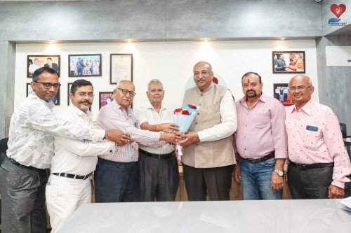 Members of Shri Surti Modh Vanik Adajan Rander Trust congratulated Nileshbhai Mandlewala after the announcement of the Padma Shri award by the Government of India.
