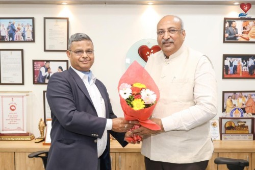 Former Ahmedabad Police Commissioner and my mentor Shri Sanjay Shrivastav ji congratulated Nileshbhai Mandlewala after the announcement of the Padma Shri award by the Government of India.