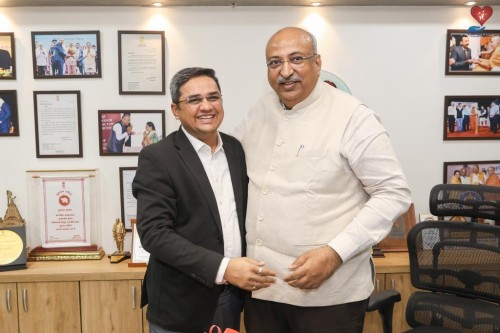 Jainam Associate Vice President Amul Vaghela invited Donate Life Founder Nilesh Mandlewala to the IOC 7.0 Indian Options Conclave