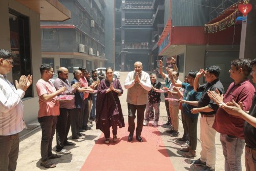 Nilesh Mandlewala was honored by Aishwarya Dyeing Mills after receiving the Padma Shri award.