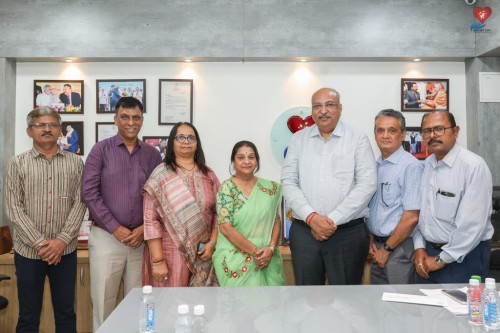 Smt. Vibhutiben Desai, President of “Anavil Sahiyar Sakha Charitable Trust” and her team invited Padma Shri Nilesh Mandlewala, Founder of Donate Life, for a “Blood Donation Camp”.