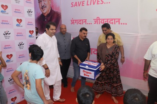 Dhabkar Editor Shri Naresh Variya visited a Ganesh Pandal organized by 'Donate Life' and 'Vastav Group' based on the theme of organ donation.