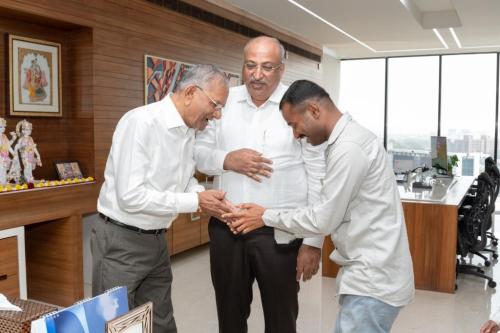 Hand recipient Prakash Shelar meets Shri Govindbhai Dholakia, Founder and Chairman of Shri Ramakrishna Exports Private Limited and Donate Life Trustee
